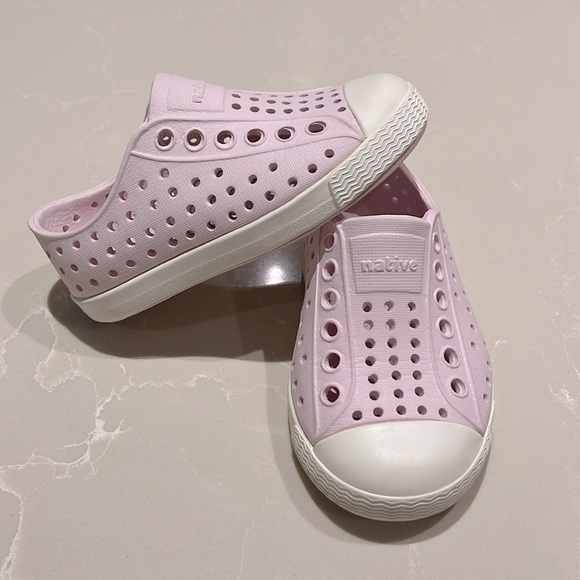 Kids milk pink/shell white Natives size C5. Hardly used, in Excellent condition. - Picture 1 of 9